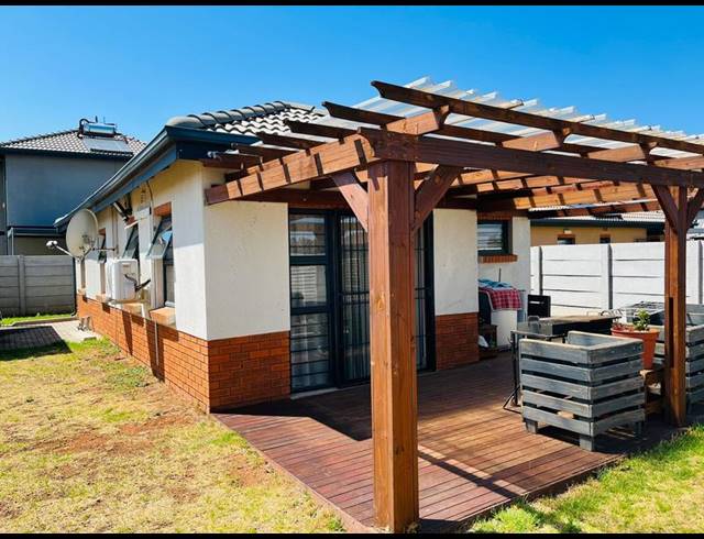 3 BEDROOM COMPLEX FOR SALE IN ALBERTSDAL